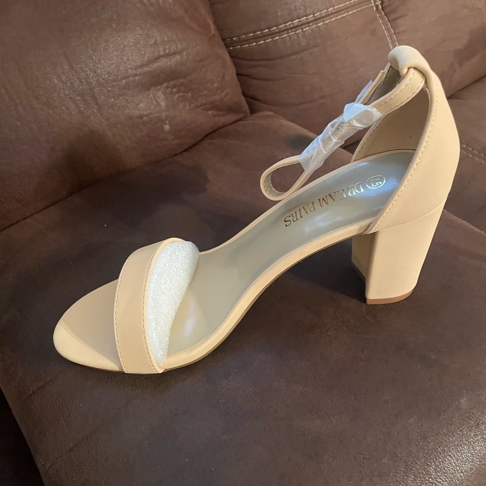 DREAM PAIRS Women's Chunk Nude Nubuck Low Heel Pump Sandals